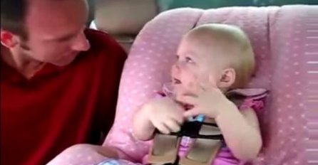 URNEBESNA PRIČALICA: Ova beba je, naprosto, imala želju da ocu objasni kako je provela dan