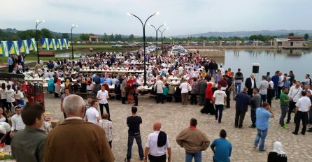 Lijep prizor: Na iftaru u Tešnju 1.500 ljudi