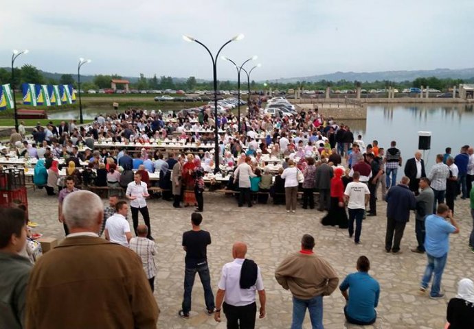 Lijep prizor: Na iftaru u Tešnju 1.500 ljudi