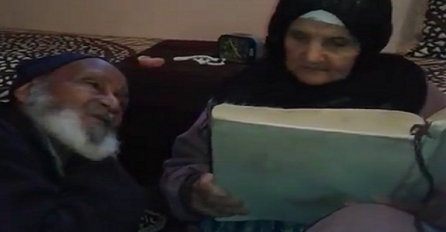 OTVORITE DUŠU: Pogledajte kako djedica uči Kur'an dok ga žena preslušava (VIDEO)