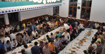 Lužani: 500 ljudi na iftaru povodom obilježavanja godišnjice otvaranja džamije