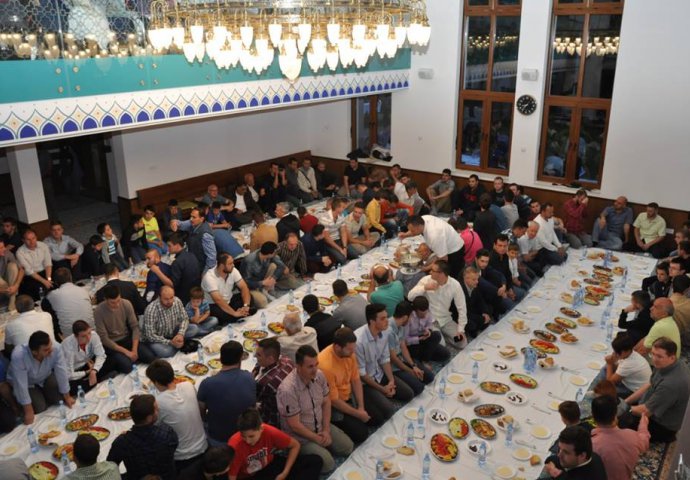 Lužani: 500 ljudi na iftaru povodom obilježavanja godišnjice otvaranja džamije