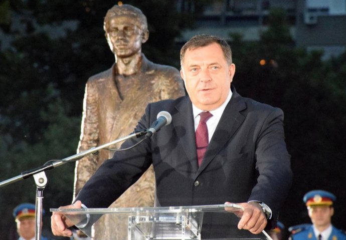 Dodik i Nikolić u Beogradu otkrili spomenik Gavrilu Principu: Naravno, nije moglo bez incidenta