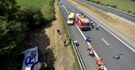 Autobus sa djecom sletio sa puta, vozač poginuo (VIDEO)