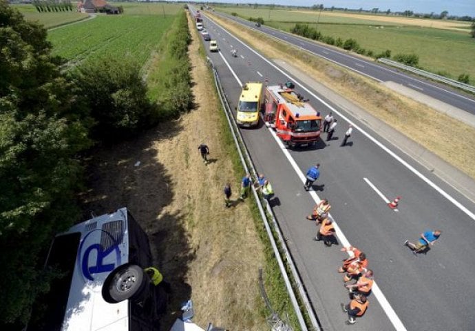 Autobus sa djecom sletio sa puta, vozač poginuo (VIDEO)