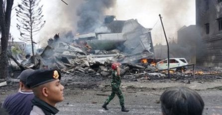 U avionskoj nesreći poginulo najmanje 38 osoba, 60 osoba zarobljeno