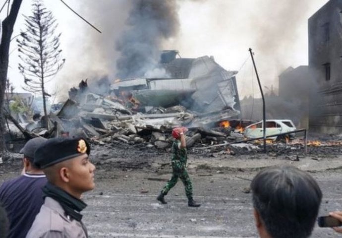 U avionskoj nesreći poginulo najmanje 38 osoba, 60 osoba zarobljeno