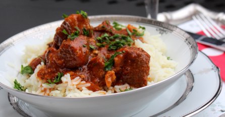 Teletina u mirisnom sosu od paradajza