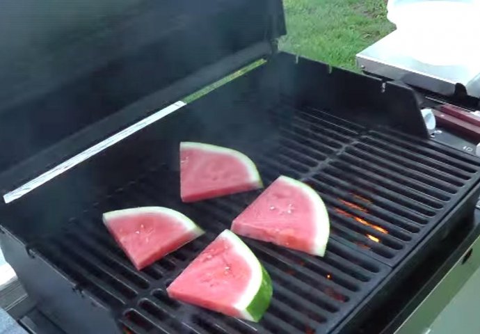 Čim vidite, probaćete i sami: Evo šta se desi kada stavite lubenicu na roštilj!