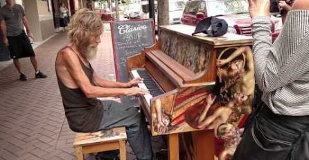 (VIDEO) Beskućnik zasvirao klavir na ulici, ali nije mogao ni sanjati da će mu se OVO dogoditi!