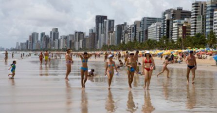 (VIDEO) Ovaj grad ima fenomenalne plaže, ali građani se boje kupati u moru. Evo i zašto!