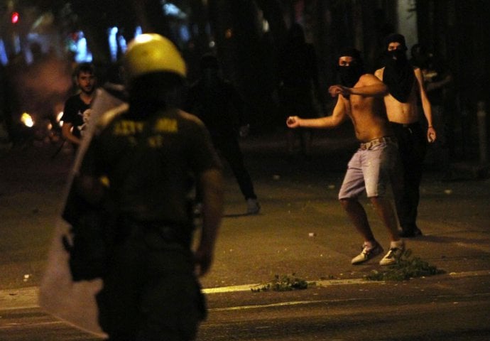 Atina: Višesatni sukobi policije i demonstranata tokom noći