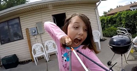 (VIDEO) Neustrašiva djevojčica: Ovakav način vađenja zuba još niste vidjeli!