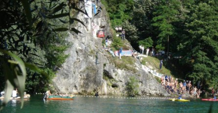 U Konjicu tradicionalni skokovi: Takmičari iz BiH i regiona skaču s visine od 17 metara