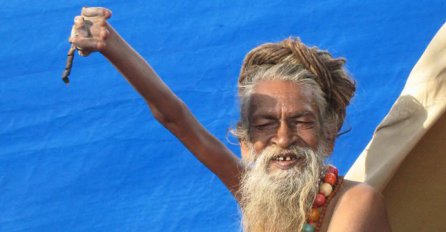  NEVJEROVATNO: Ovaj čovjek  već 42 godine drži ruku u zraku!