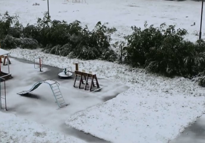 (VIDEO) DOK SE MI KUHAMO:  U ovom gradu napadao snijeg u julu mjesecu
