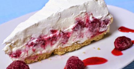 LAGANO I UKUSNO: Bijela poslastica s malinama