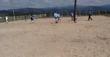 OVO SAMO IMA KOD NAS:  Stub električne energije pod naponom usred nogometnog terena