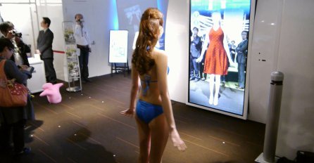 (VIDEO)FENOMENALNO: Djevojka je stala ispred ogledala, a onda se dogodila magija