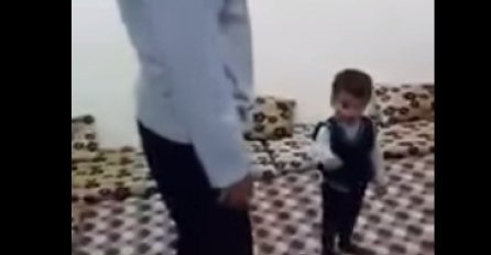  Pogledajte kako malo dijete nagovara oca da klanja! (VIDEO) 