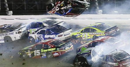 (VIDEO) STRAVIČNO: Pogledajte zastrašujući trenutak kada se vozač NASCAR-a zabio u ogradu