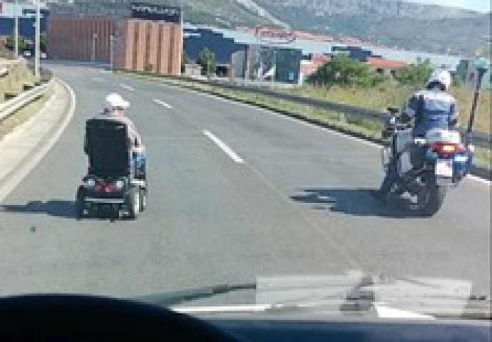 (VIDEO) Ovo još niste vidjeli: Invalidskim kolicima 'jurio' po auto-putu