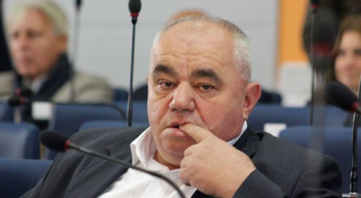 esad-radeljas-prst-u-usta-dh-rs