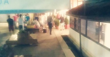 IZBJEGNUTA STRAVNIČNA NESREĆA U SARAJEVU: Muškarac pao sa krova na glavu