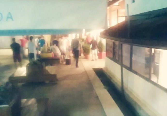 IZBJEGNUTA STRAVNIČNA NESREĆA U SARAJEVU: Muškarac pao sa krova na glavu