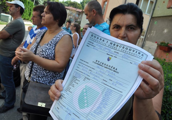 PROTESTI U BIHAĆU: Roditelji hoće da im djeca napuste BiH