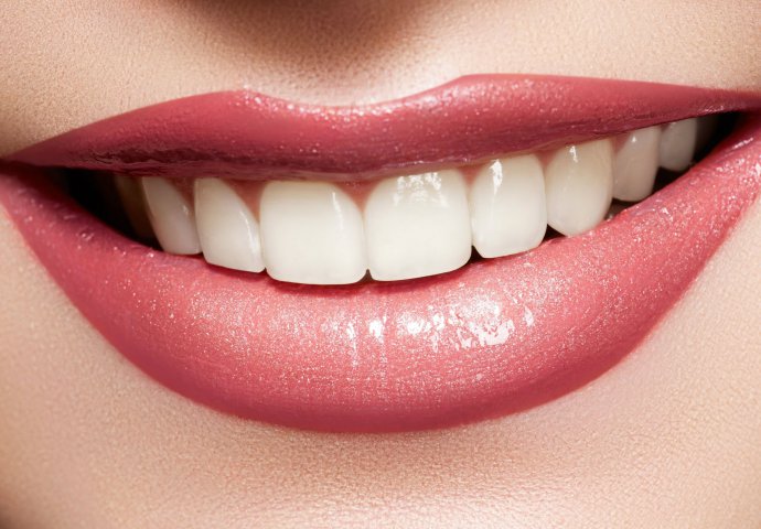 Za blistav osmijeh: Izbijelite zube uz pomoć namirnica koje imate kod kuće!