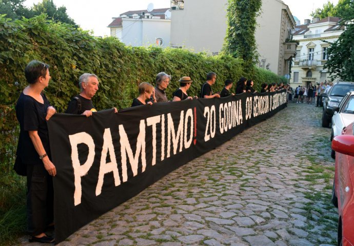 Beograd: Podignut simbolički memorijal pod nazivom "Kamen spoticanja“ žrtvama genocida u Srebrenici