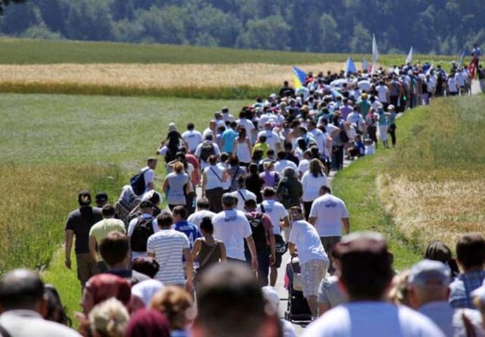 Iz Gradačca prema Srebrenici krenulo 186 sudionika Marša mira, najmlađi učesnik ima 14 godina