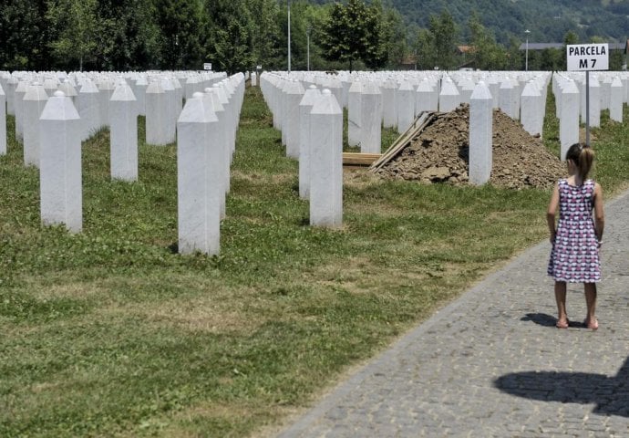 Pripreme za dženazu u Potočarima: Iskopano 136 mezara za žrtve genocida u Srebrenici