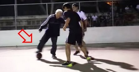 Starac izašao na teren: Ono što je pokazao mnoge je zaprepastilo (VIDEO)