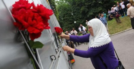 Vidno potresen Jusuf prevozi posmrtne ostatke Srebreničana