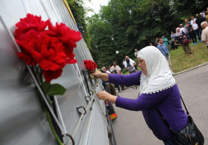 Vidno potresen Jusuf prevozi posmrtne ostatke Srebreničana