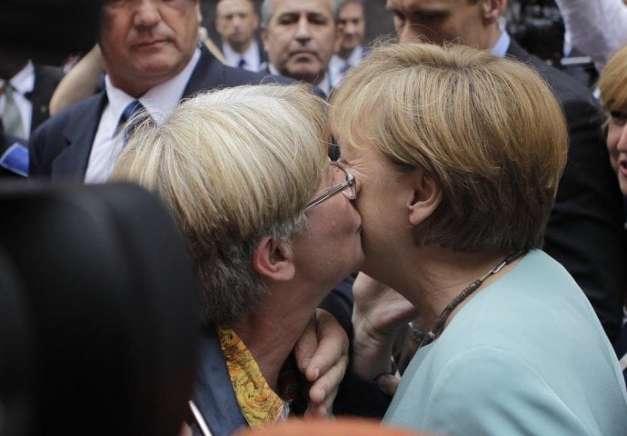 (FOTO) Merkel posjetila Memorijalnu galeriju Srebrenica, dobila poljubac od Sarajke