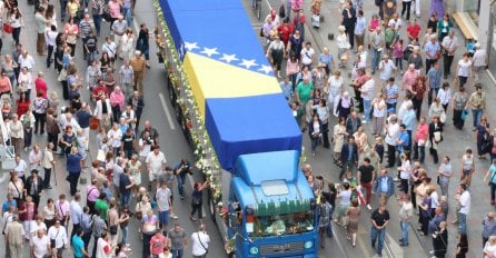 Vozač kamiona za Potočare: Mali incident u Han Pijesku, hvala svima koji su se poklonili žrtvama