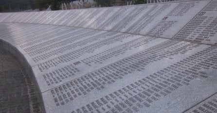 Mostar: Upriličen simboličan program u spomen na žrtve Srebrenice