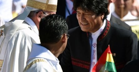 VATIKAN GOTOVO ZANIJEMIO Papa iznenađen poklonom u Boliviji