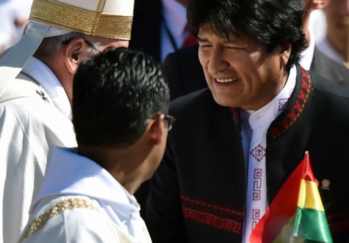 VATIKAN GOTOVO ZANIJEMIO Papa iznenađen poklonom u Boliviji