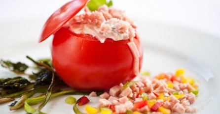 Zanimljiva kombinacija: Paradajz punjen paštetom i mozzarelom