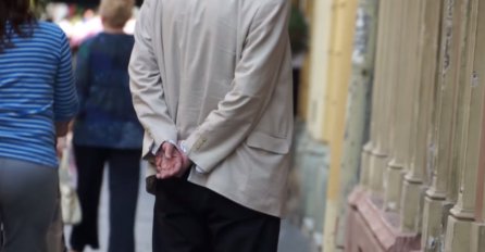 Zašto penzioneri drže ruke na leđima prilikom hodanja? Odgovor će vas nasmijati do suza (VIDEO)
