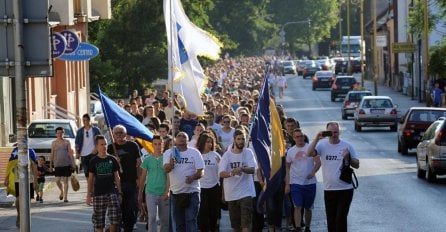 Srebrenica 8.372: Protestna šetnja Tuzlaka za žrtve genocida