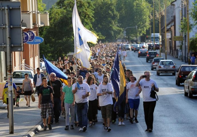 Srebrenica 8.372: Protestna šetnja Tuzlaka za žrtve genocida