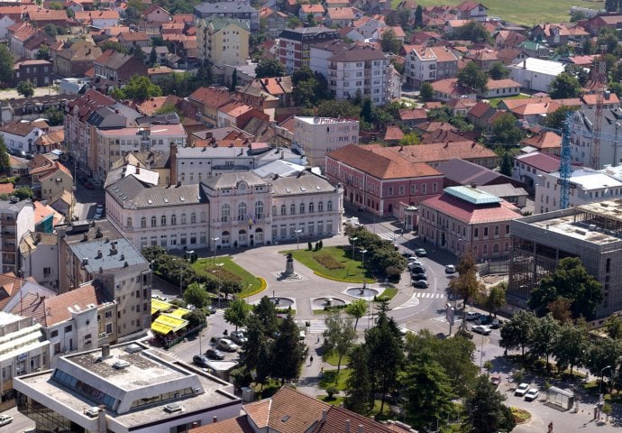 Bijeljina: Edin Hadžihajdić lijepio plakate sa likom Ratka Mladića - "Đeneral, Junak bez mane, Srpski heroj"