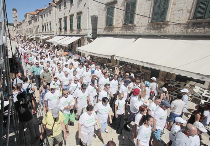 Dubrovnik: 20 godina od genocida u Srebrenici obilježeno mimohodom na Stradunu