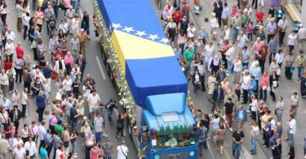 Ovo je čovjek koji je napao konvoj sa tabutima žrtava genocida u Srebrenici