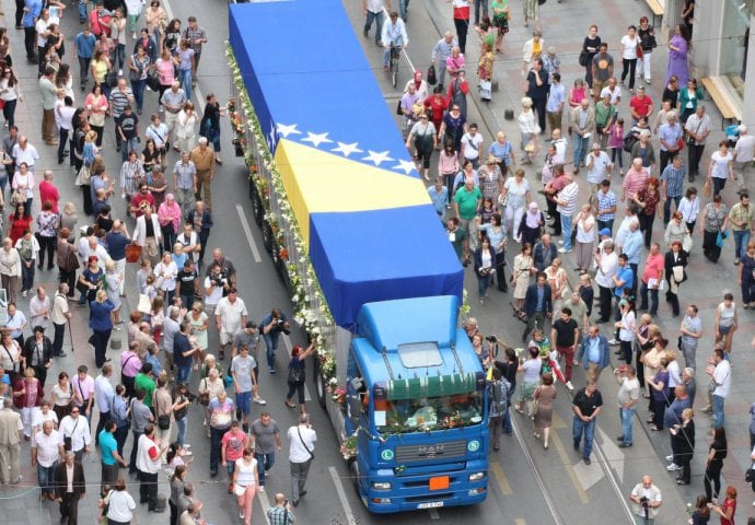 Ovo je čovjek koji je napao konvoj sa tabutima žrtava genocida u Srebrenici